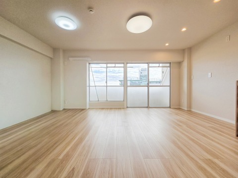家族が自然と集まる広々としたリビング。大きな窓から陽の光が降り注ぎ、開放感と温もりが広がる空間です。ゆったりとくつろげる場所で、穏やかで心地よい時間を家族みんなで楽しめます。