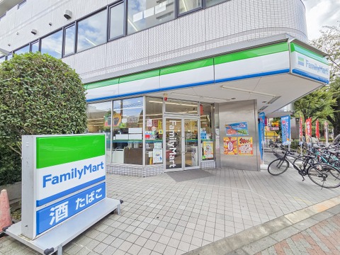ファミリーマート境南通り店 640m