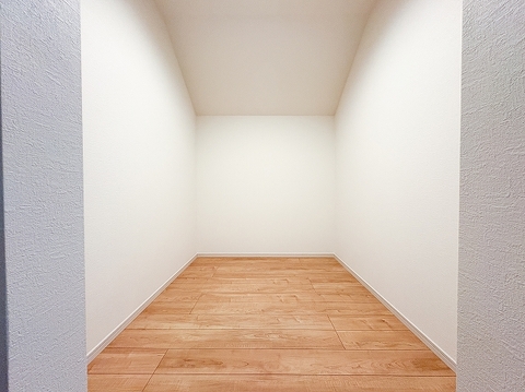 衣類や季節物のアイテムをまとめて収納できる大容量のウォークインクローゼット。洋服選びが楽しくなる広々とした空間で、部屋に物を置かずにすっきり暮らせます。荷物が多い方にも大変嬉しい設備です。
