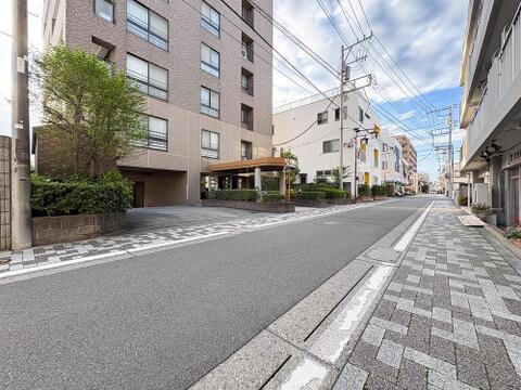 広く取られた歩道と石畳の街並み。洗練された環境で、心地よい暮らしを。