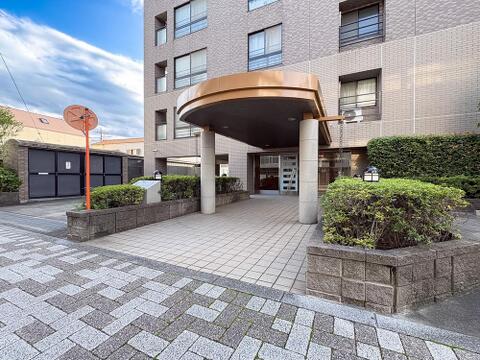 格調高いエントランス。日々の帰宅を温かく迎える、マンションの顔とも言える空間です。
