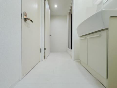 廊下に面して洗面化粧台を配置した水まわりスペース。居室からアクセスしやすく、帰宅後の手洗いや朝の身支度など、日常のさまざまな場面で利用できます。
