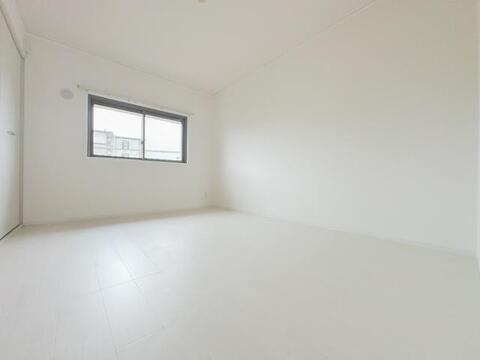 横長の窓を設けた2階の居室。すっきりとした室内にはクローゼットも備えられており、衣類や日用品を室内にまとめて収納できます。