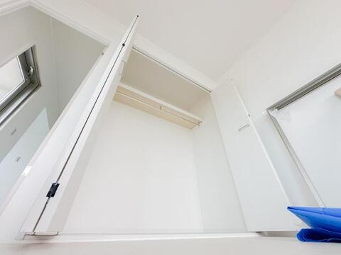棚板とハンガーパイプを備えたクローゼット。衣類はハンガーに掛けたまま収納でき、上部の棚にはバッグや収納ケースなどを整理して置くことができます。
