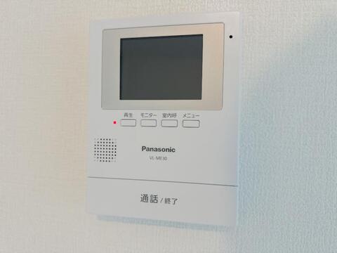 来訪者を室内から画面で確認できるモニター付きインターホンを設置。玄関先まで出ることなく応対でき、日々の来客対応をサポートする設備です。