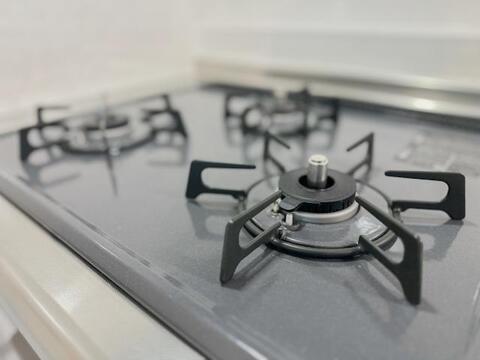 複数の調理を同時に進めやすい3口ガスコンロを採用。炒め物や煮込み料理、汁物などを並行して調理でき、日々の料理をスムーズに進められます。