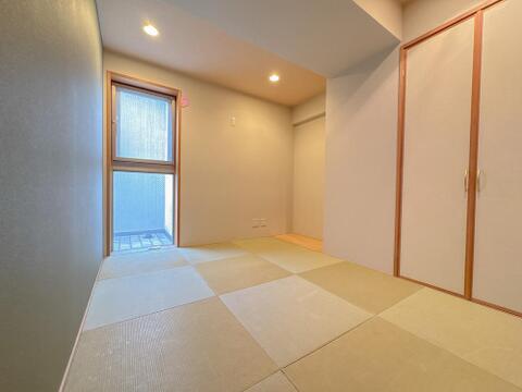 モダンな琉球畳がオシャレな和室。収納付きで落ち着ける空間です。