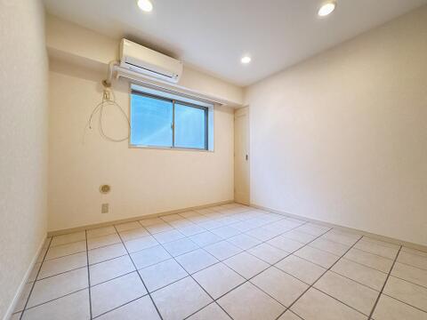清潔感溢れるタイル床のお部屋。エアコン完備で快適に過ごせます。