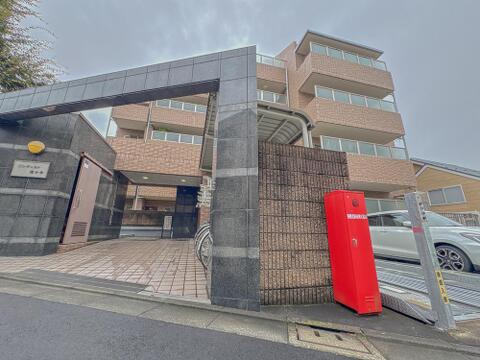 重厚感のあるタイル張りと高級感漂うアプローチが魅力の外観。