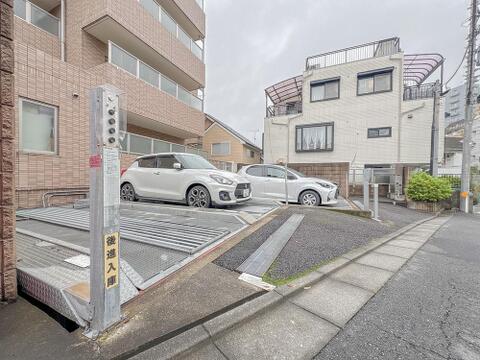 敷地内に機械式駐車場を完備。大切な愛車を安心して保管できます。