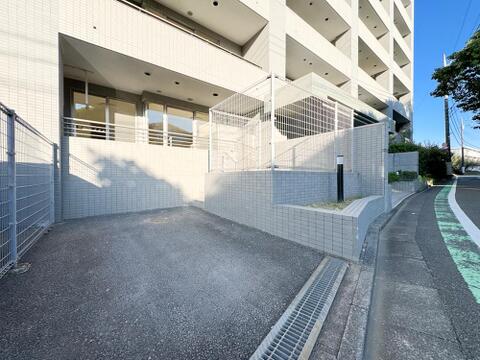 お部屋から直接つながる専用駐車場。重い荷物の運び出しや、小さなお子様を連れてのお出かけもスムーズです。