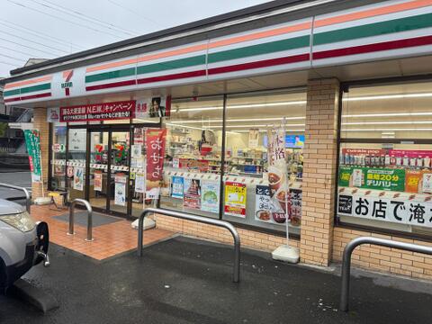 セブンイレブン多摩諏訪越通り店まで約90m