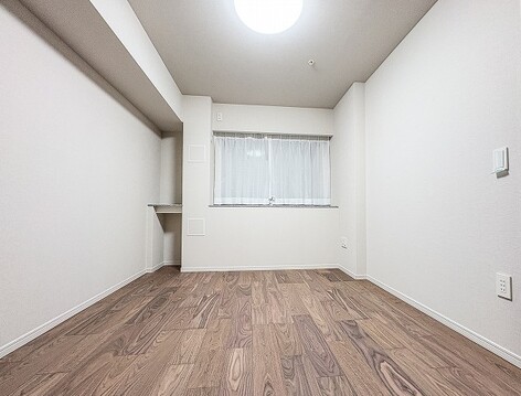 白を基調とした明るく開放感のある洋室です。たっぷりとしまえるウォークインクローゼット付きで、すっきりとした居心地の良い空間を実現できます。