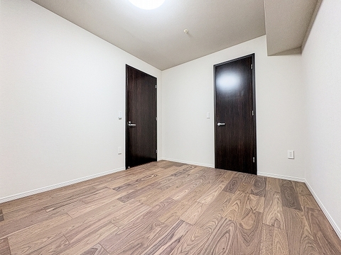 プライベートな時間を穏やかに過ごせる、静けさと上質感を兼ね備えた寝室です。無駄のないシンプルな形状で家具の配置がしやすく、心地よい眠りへと誘う落ち着きあるインテリアコーディネートが広がります。