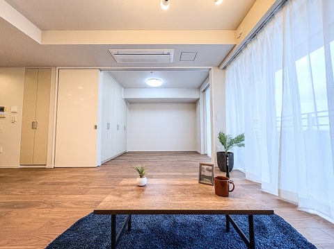 隣接するお部屋との一体感があり、用途に合わせて空間を柔軟に活用できる使い勝手の良い間取りです。※家具・家電・小物等はディスプレイとなり、販売価格に含まれません。
