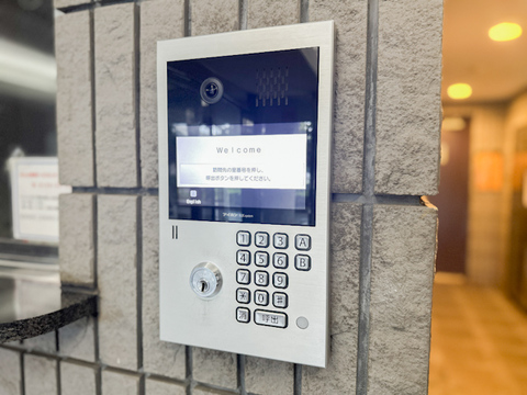エントランスにはカメラ付きの集合玄関機を設置。来訪者を確認してから建物内へ案内できる、オートロック対応のマンションです。