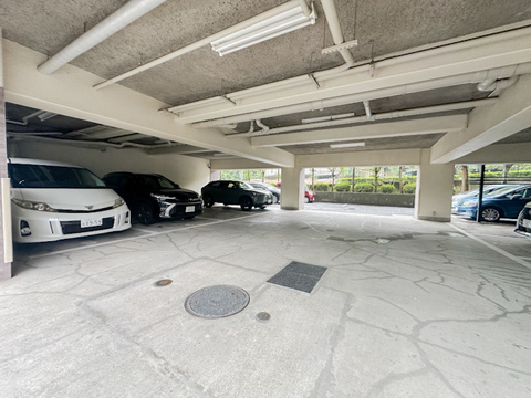マンションには駐車場も設けられています。建物内に設けられた駐車スペースの様子を確認できます。※利用条件・料金・最新の空き状況は要確認。