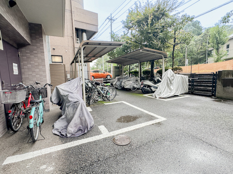 建物の共用部には駐輪場を設置。上部が建物で覆われたスペースとなっており、自転車を置く場所が確保されています。※空き状況は要確認。