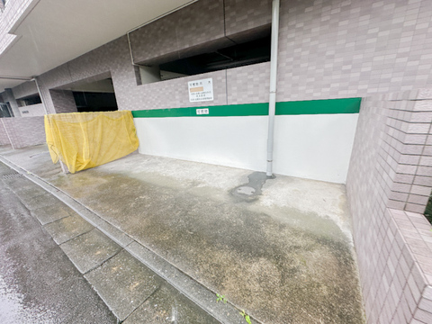 マンション敷地内に設けられたゴミ置き場。建物の共用スペースにゴミ出しの場所が確保されており、日々の暮らしに欠かせない共用設備のひとつです。