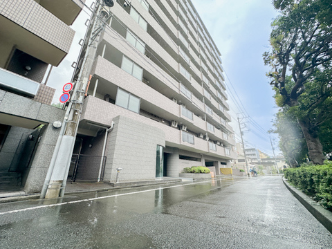 間取りの中心には約13.7帖のLDKを配置。隣接する約6.0帖の和室とつながる間取りで、くつろぎの場や家族団らんなど、生活シーンに合わせた使い方ができます。