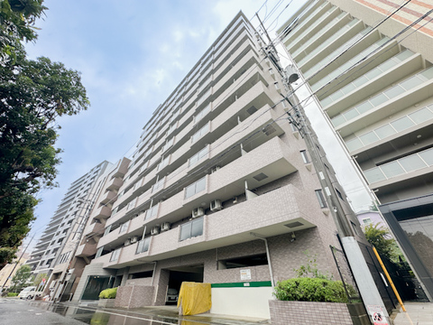 京王線「北野」駅まで徒歩4分。特急停車駅を身近に利用できる駅近マンションです。毎日の通勤・通学はもちろん、休日のお出かけにも駅へアクセスしやすい立地です。