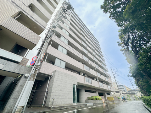 TVモニター付きオートロックやエレベーター、宅配ボックスを備えたマンション。敷地内にはゴミ置場のほか、駐輪場・駐車場・バイク置場も設けられています。