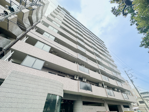 システムキッチンをはじめ、独立洗面化粧台や温水洗浄便座、追焚機能付きオートバス、浴室乾燥機などを備えています。毎日の家事や入浴を支える設備がそろった住まいです。