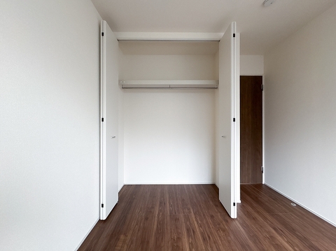 シンプルで使い勝手の良い、大容量のクローゼット。扉が大きく開くので、奥の荷物も出し入れがスムーズ。ダークブラウンの床と相性が良く、モダンな空間を作り出します。