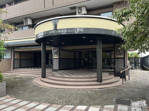 円形の大きなキャノピーと重厚な柱が特徴的な佇まい