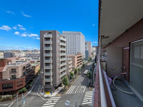 前面道路が幅広のため、向かいの建物との間に距離があります。採光や通風を邪魔されません。