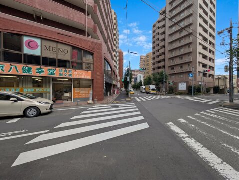 周辺にはマンションや商業店舗が立ち並んでいます。