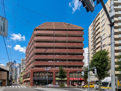 交差点の角地という立地で、開放感あふれる暮らしを実現できます。