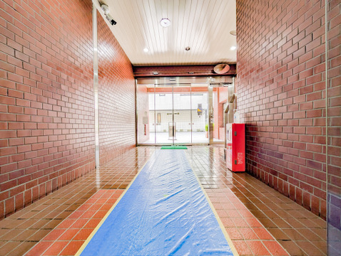 天井には防犯カメラが設置されており、見通しの良いガラス戸で防犯面にも配慮されています。