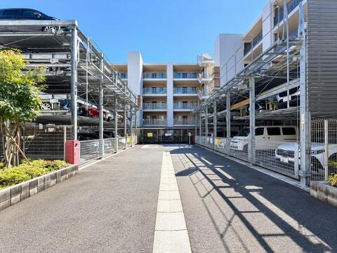 マンション敷地内に整備された自走・機械式の立体駐車場スペース。通路幅が確保されているため敷地内での車の出し入れや移動もスムーズに行えます。