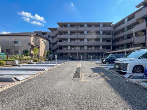 広々とした敷地内駐車場スペース。見通しも良く、お車の出し入れや駐車も快適です。