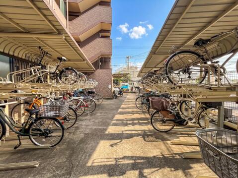 雨から大切な自転車を守る屋根付き駐輪場。2段式ラックで綺麗に整備されています。