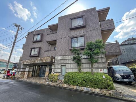 高級感漂う石貼り・タイル貼りの重厚なマンション外観。閑静な住宅街に映えます。