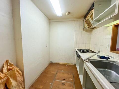 食洗機付システムキッチンへ新規交換中。会話が弾むオシャレな対面キッチンへ生まれ変わります。