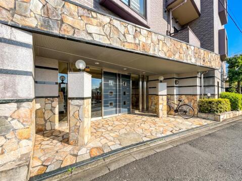 石貼りの重厚な意匠が目を惹くエントランス。住まう方を温かく迎え入れます。