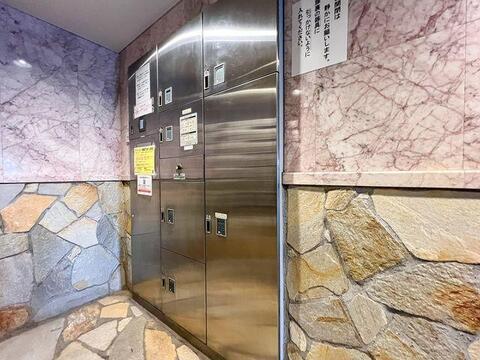 不在時の荷物受け取りも安心なステンレス製の宅配ボックス。日々の暮らしを快適に。
