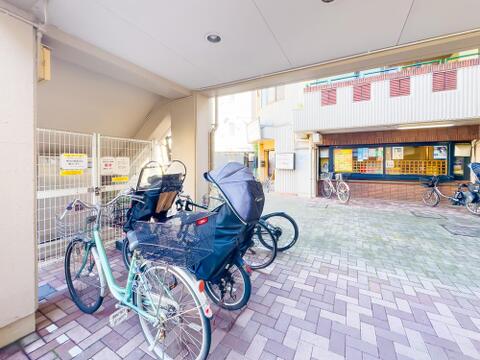 駐輪場スペースです。月額200円でご利用いただけます。ご利用の際は空き状況を確認いたします。(ステッカー貼付)現地(2026年9月)撮影