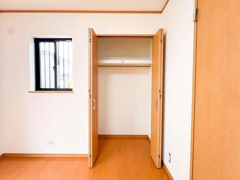ハンガーパイプを備えた壁面クローゼット。衣類や小物を無駄なくキレイに整理整頓できます。