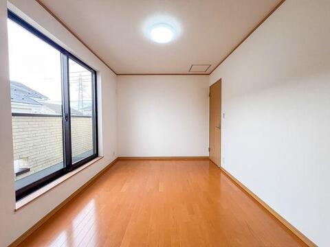 2階5,6帖:大きな窓から自然光が差し込む明るい洋室。シンプルで家具配置もしやすい空間です。