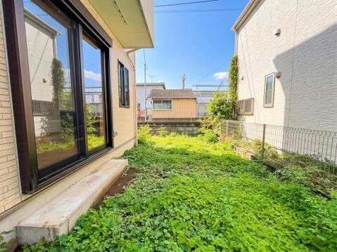 緑豊かなお庭スペース。大きな窓から直接出入りでき、ガーデニングなど多目的に使えます。