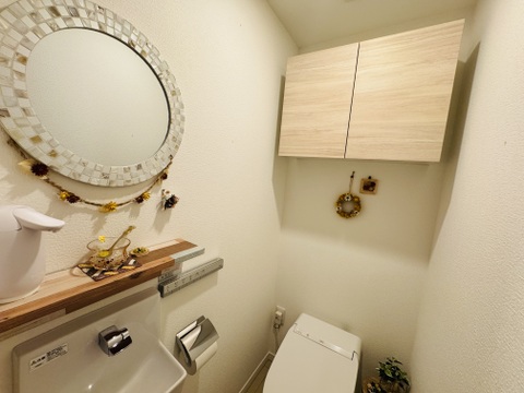 丁寧に手入れが行き届いたトイレは、清潔感が保たれた空間です。シンプルで使いやすい設計が魅力で、中古物件でも快適に利用できます。日常の生活に安心感をもたらす設備です。