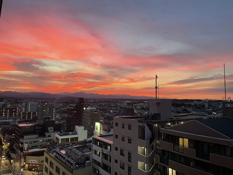 広がる景色が楽しめる眺望が魅力の住まいです。四季折々の風景が日々の生活を彩り、自然と気持ちが安らぐ空間が広がります。窓から眺める景色が、心にゆとりをもたらしてくれます。
