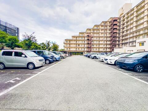 駐車場スペース。月額9000円でご利用いただけます。ご利用の際は空き状況を確認いたします。現地(2026年10月)撮影