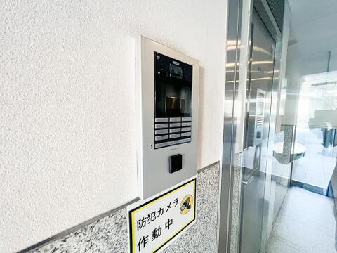 オートロック完備で、防犯面も安心な住環境。居住者以外の出入りが制限されているため、セキュリティ面で信頼性が高く、家族みんなが安心して暮らせるマンションです。