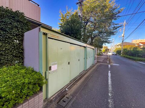 ゴミ置場が敷地内に設置され、住民が便利に利用できるよう配慮されています。管理が行き届いており、清潔に保たれているため、安心して快適に利用できる環境が整っています。