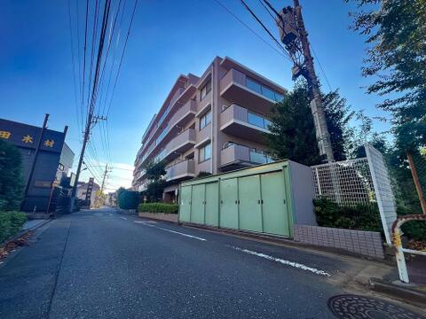 落ち着いた色調とデザインが特徴の外観は、住む人の心を和ませる上品な佇まい。高級感と清潔感が漂い、安心して暮らせる住環境を実感できます。